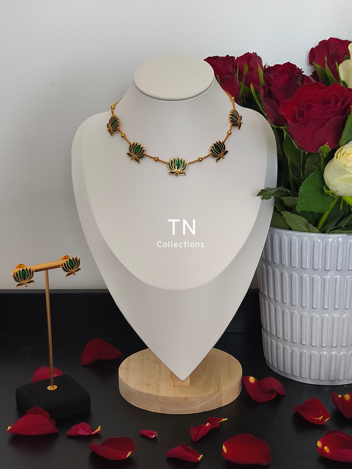 Matte Finish Green Simple Lotus Choker Necklace with earrings
