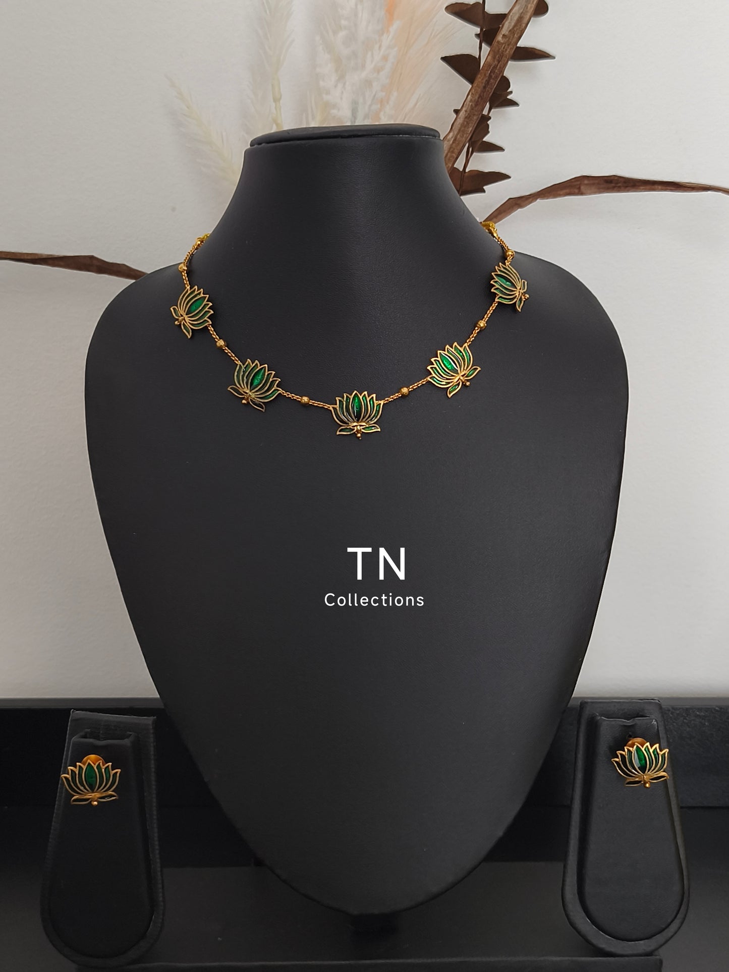Matte Finish Green Simple Lotus Choker Necklace with earrings