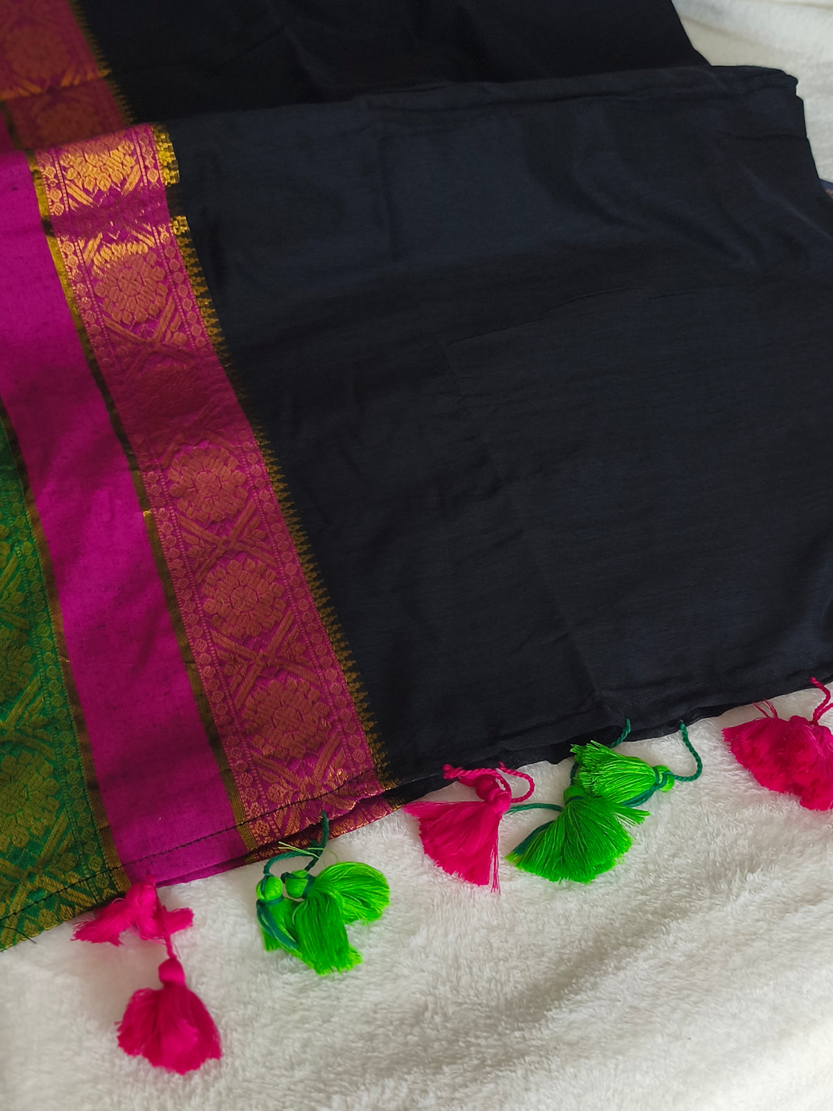 Trendy Mulmul cotton saree with Kanchi Border (Black)