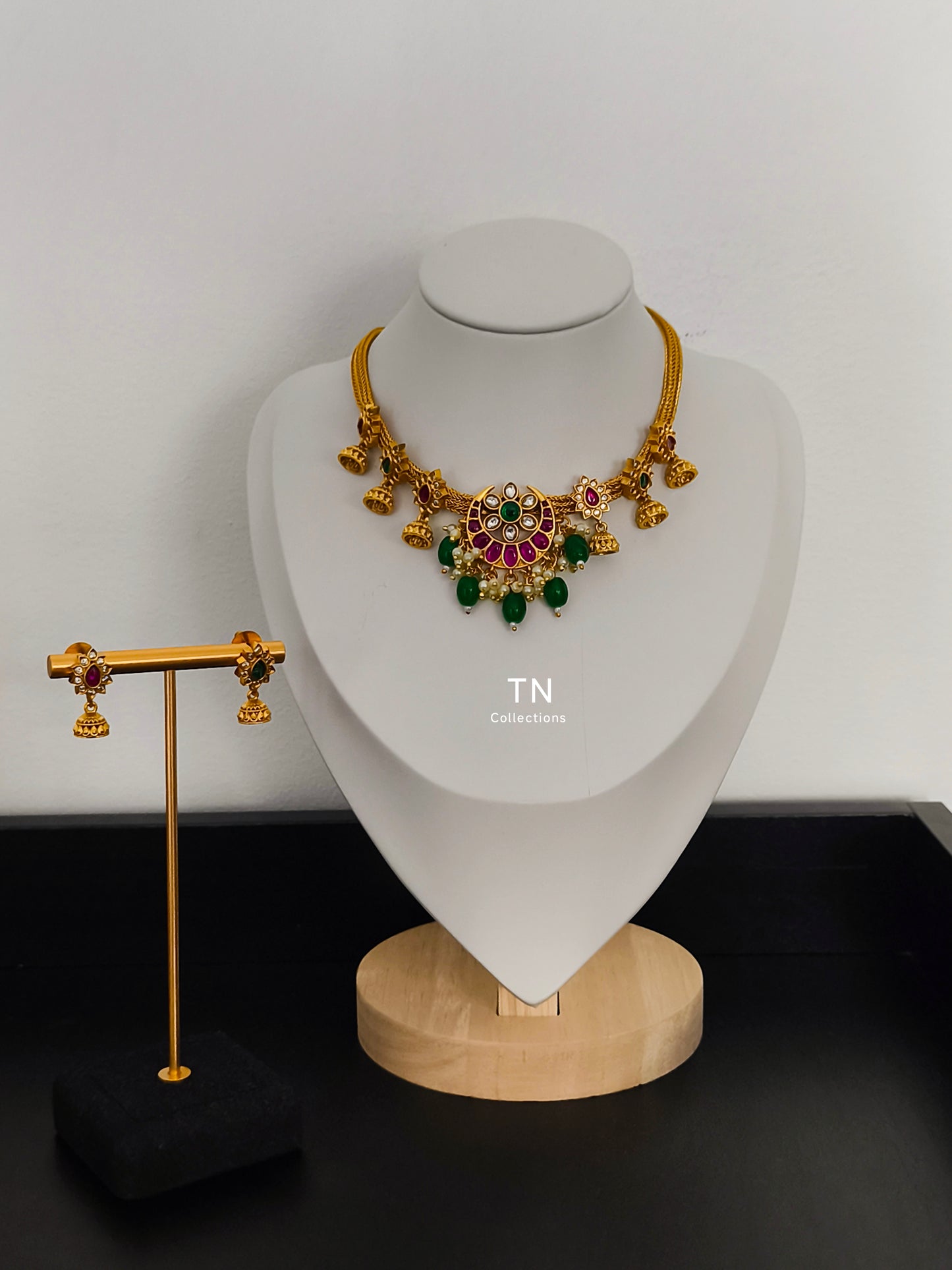 Matte Finish Real kemp Choker Necklace Set