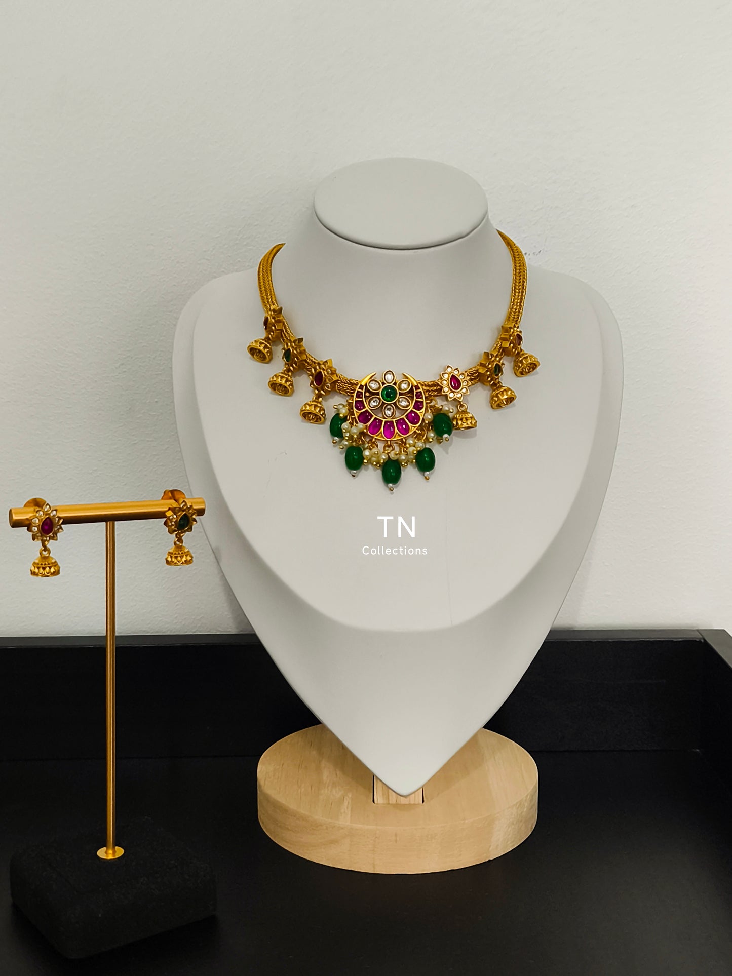 Matte Finish Real kemp Choker Necklace Set