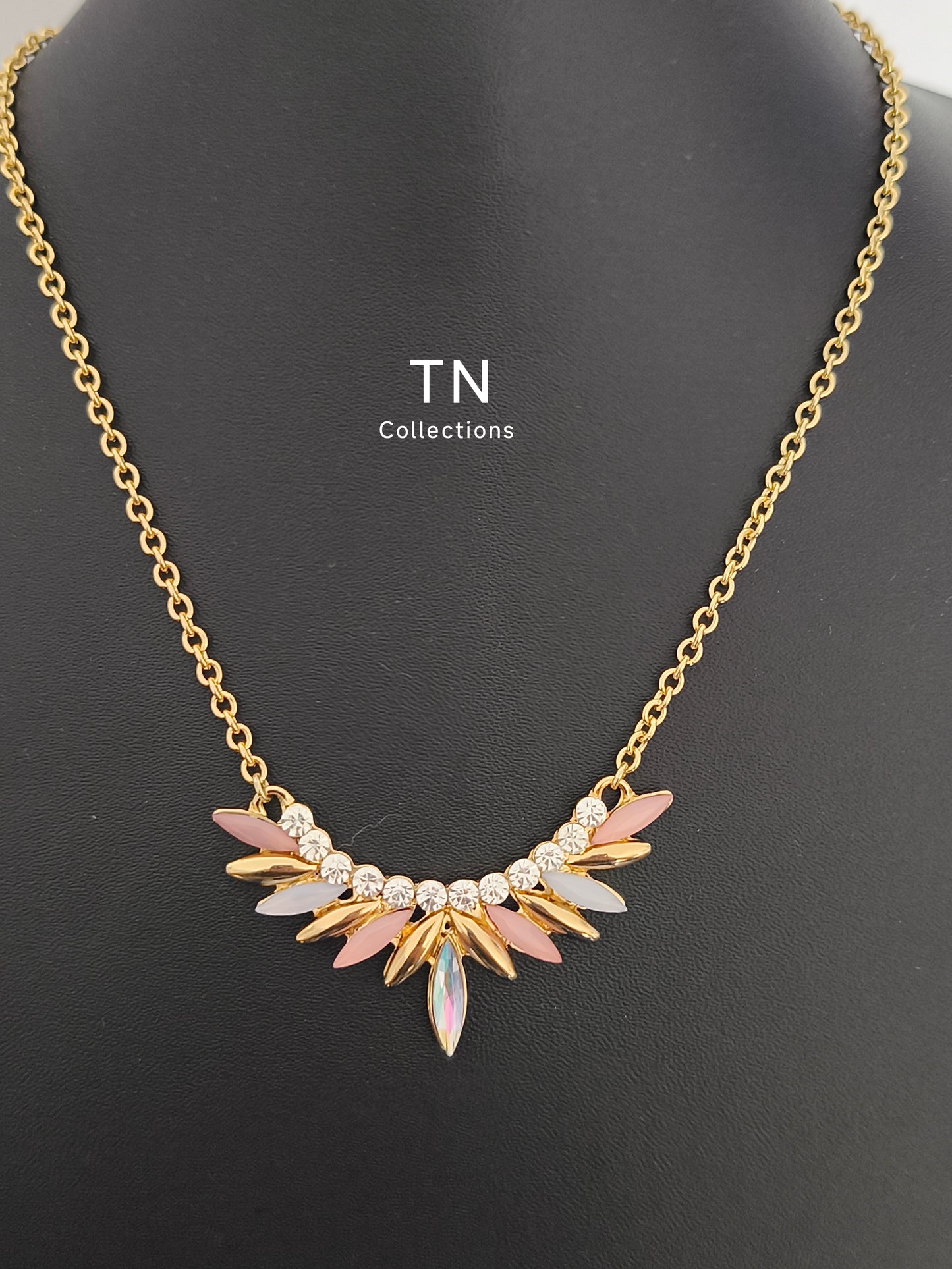 Elegant teardrop Design Necklace
