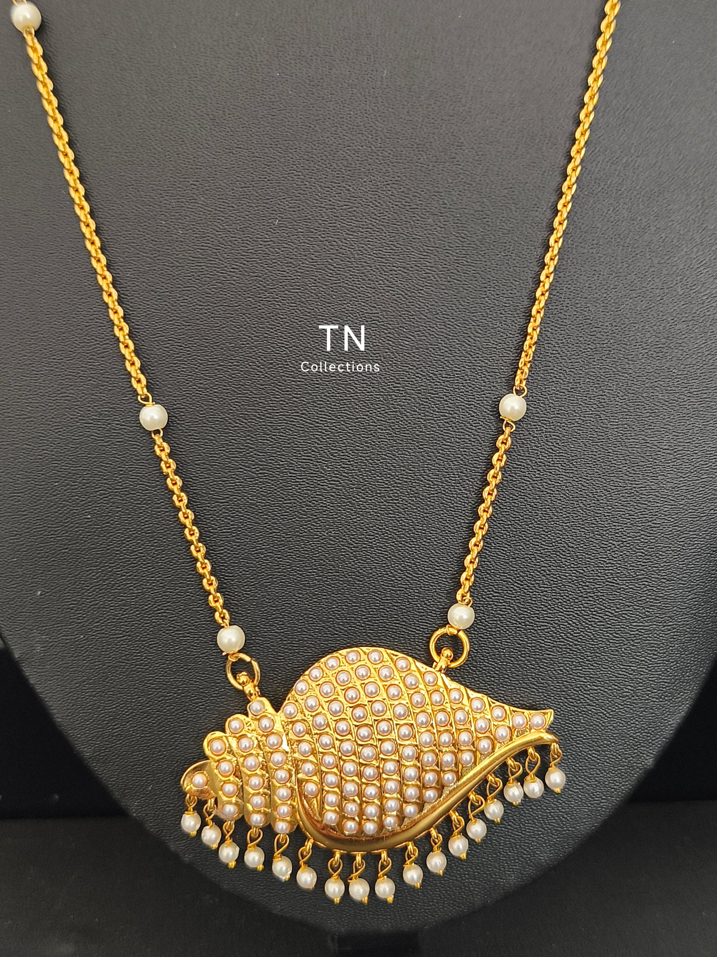 Micro gold plated Sangu pathakkam with single layer pearl chain