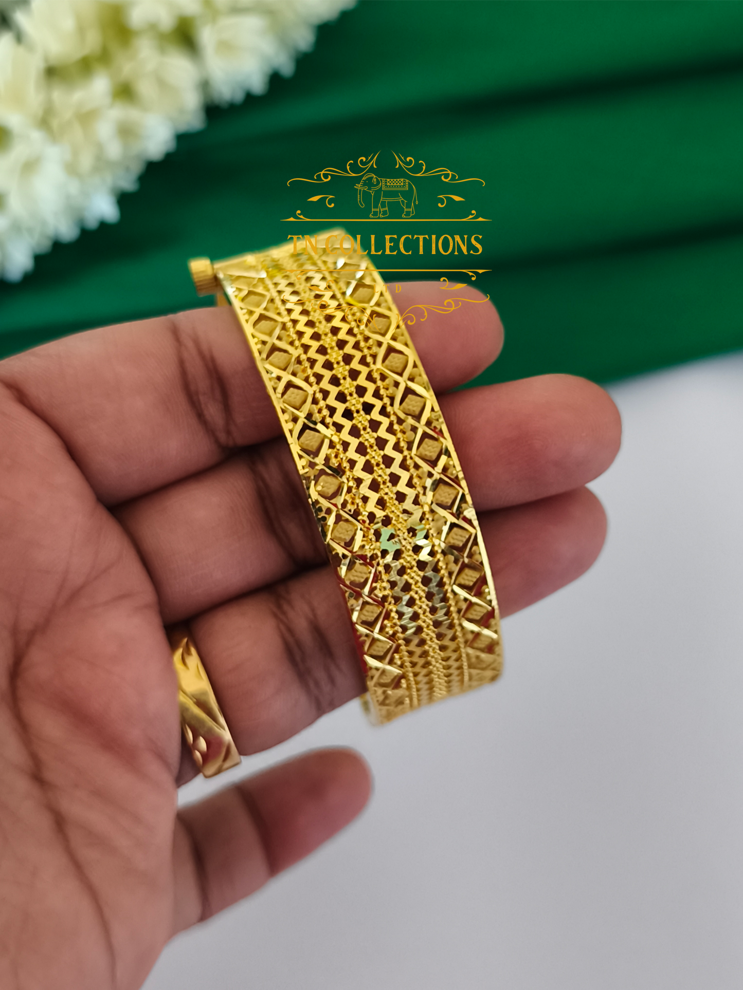 One Gram forming Screw Bangle