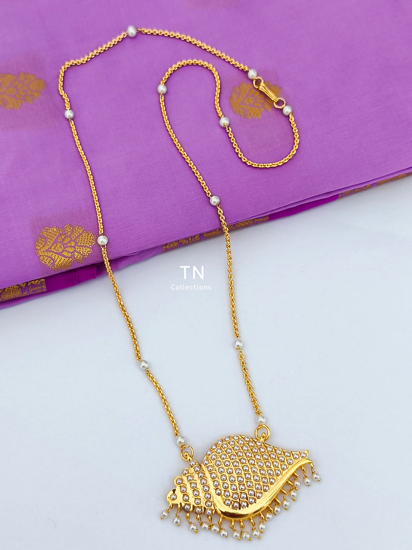 Micro gold plated Sangu pathakkam with single layer pearl chain