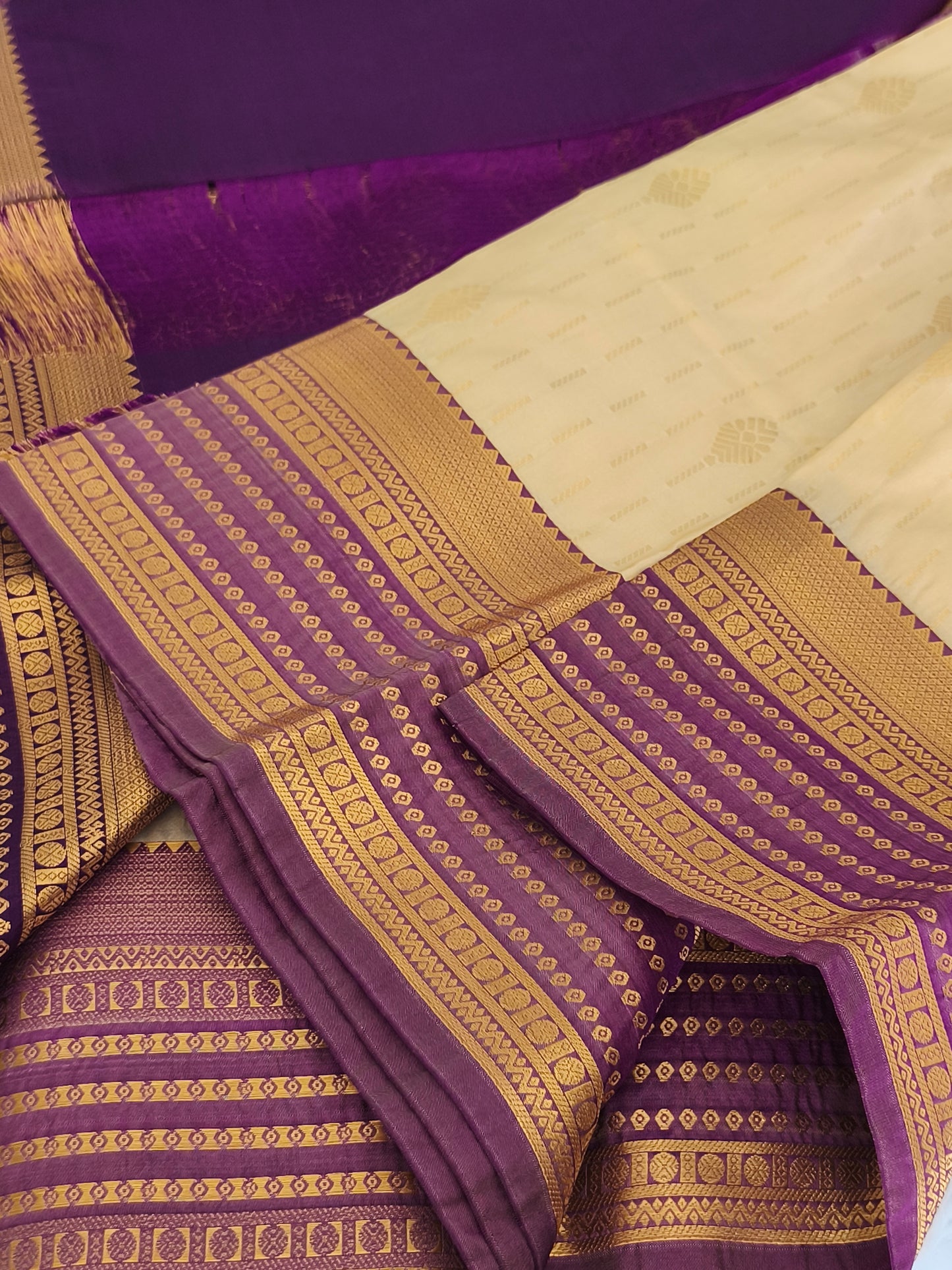 Elegant Kanchi Silk Saree with Contrast Running Blouse