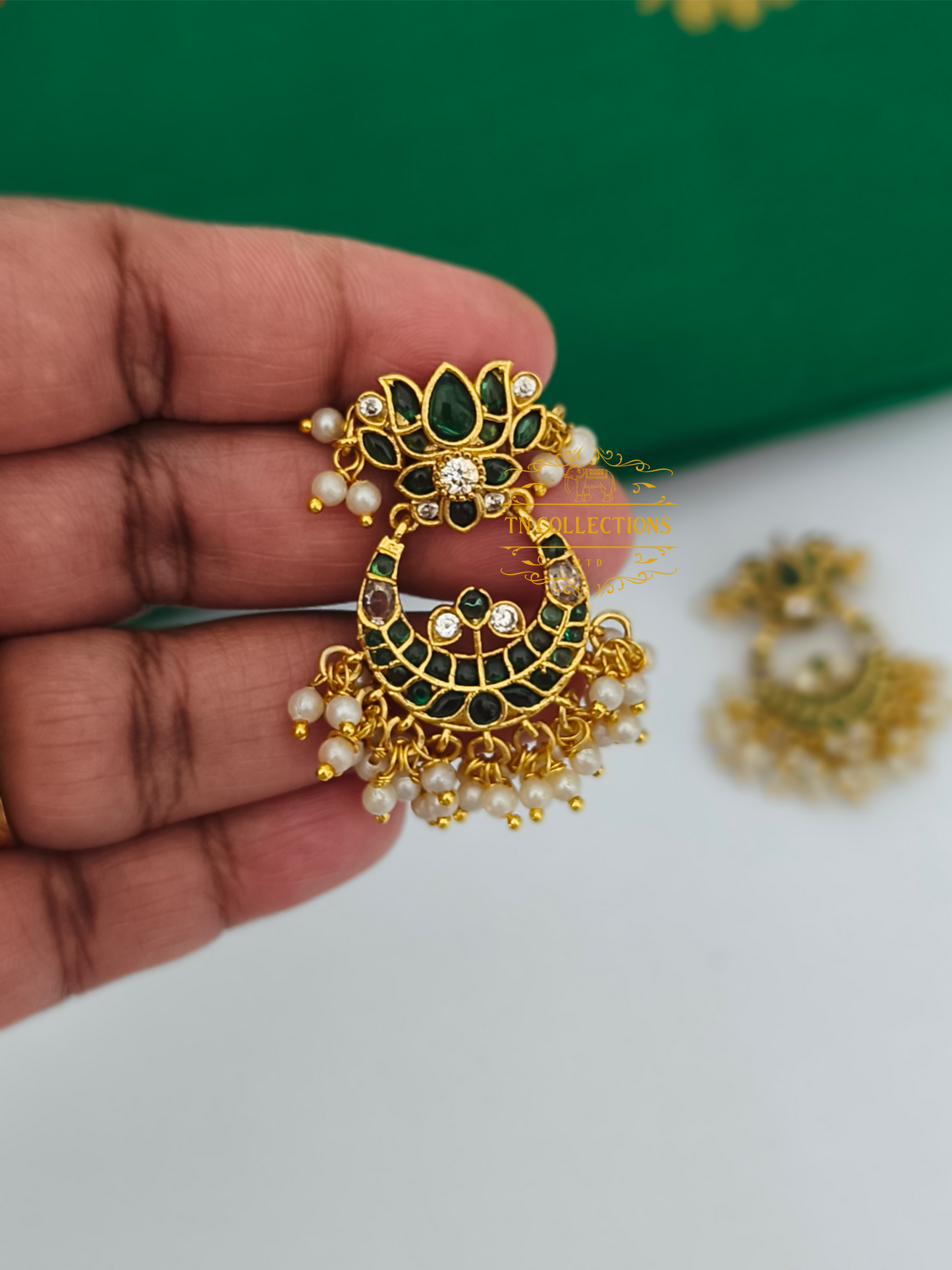 Antique Polish real kemp stone Lotus Design Earrings (Green)