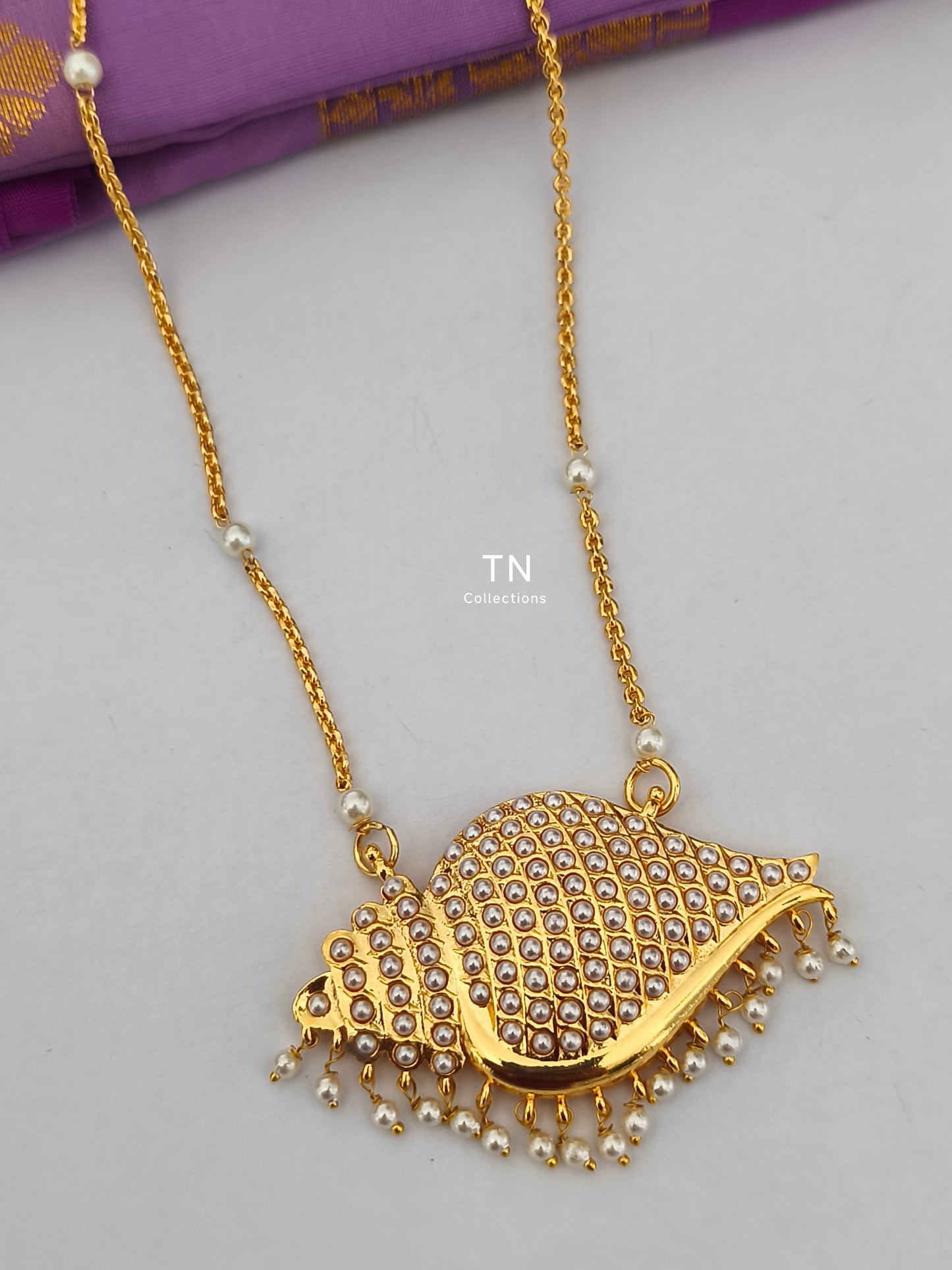 Micro gold plated Sangu pathakkam with single layer pearl chain