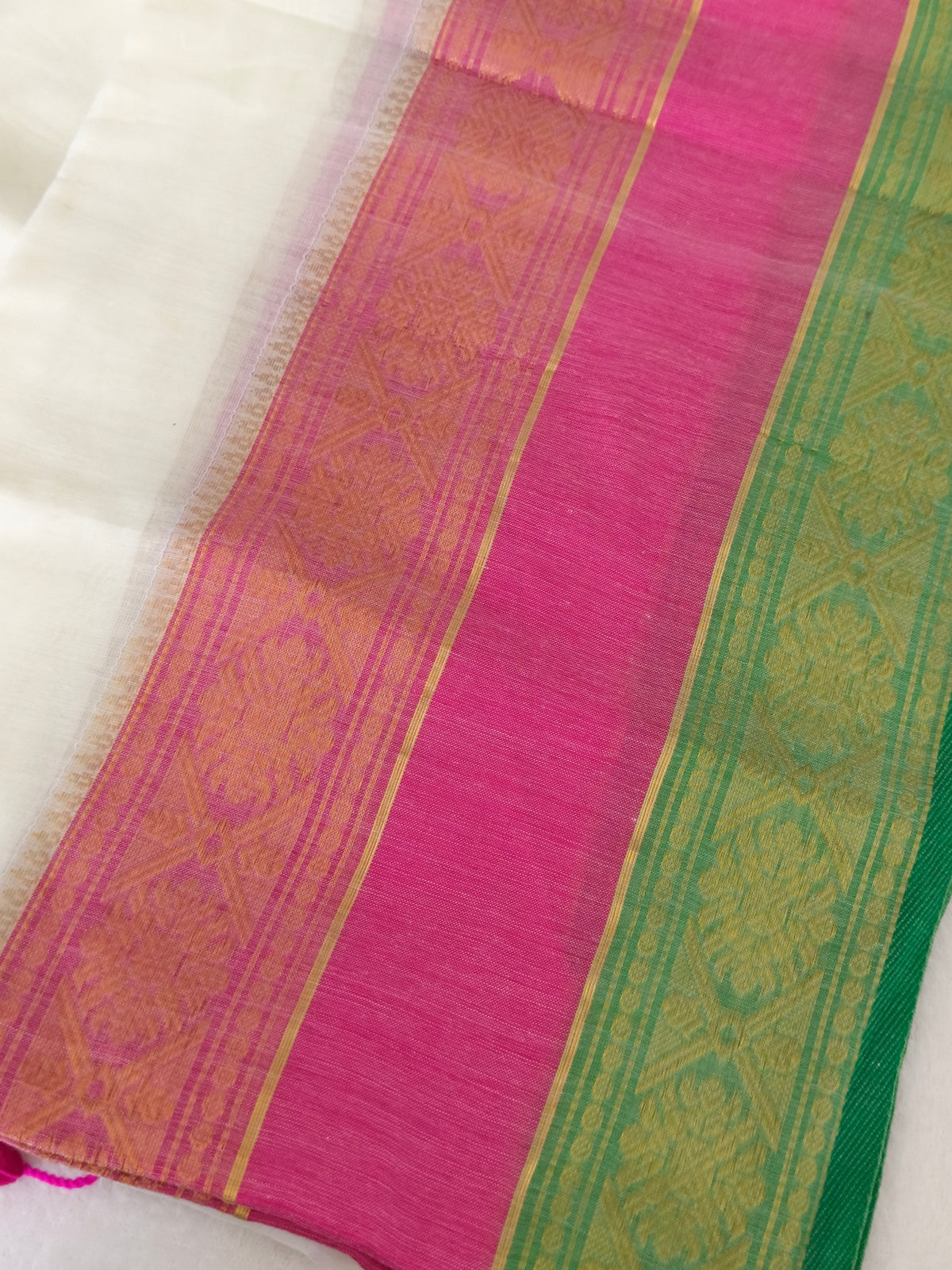 Trendy Mulmul cotton saree with Kanchi Border (White)
