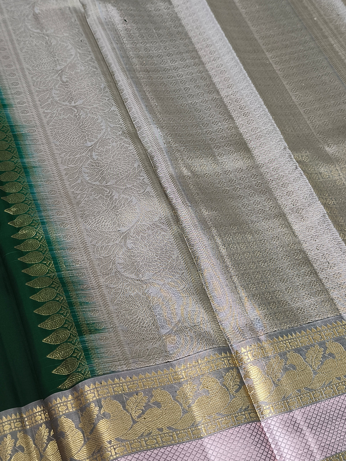 Pure handloom kanchipuram silk saree (Forest Green)