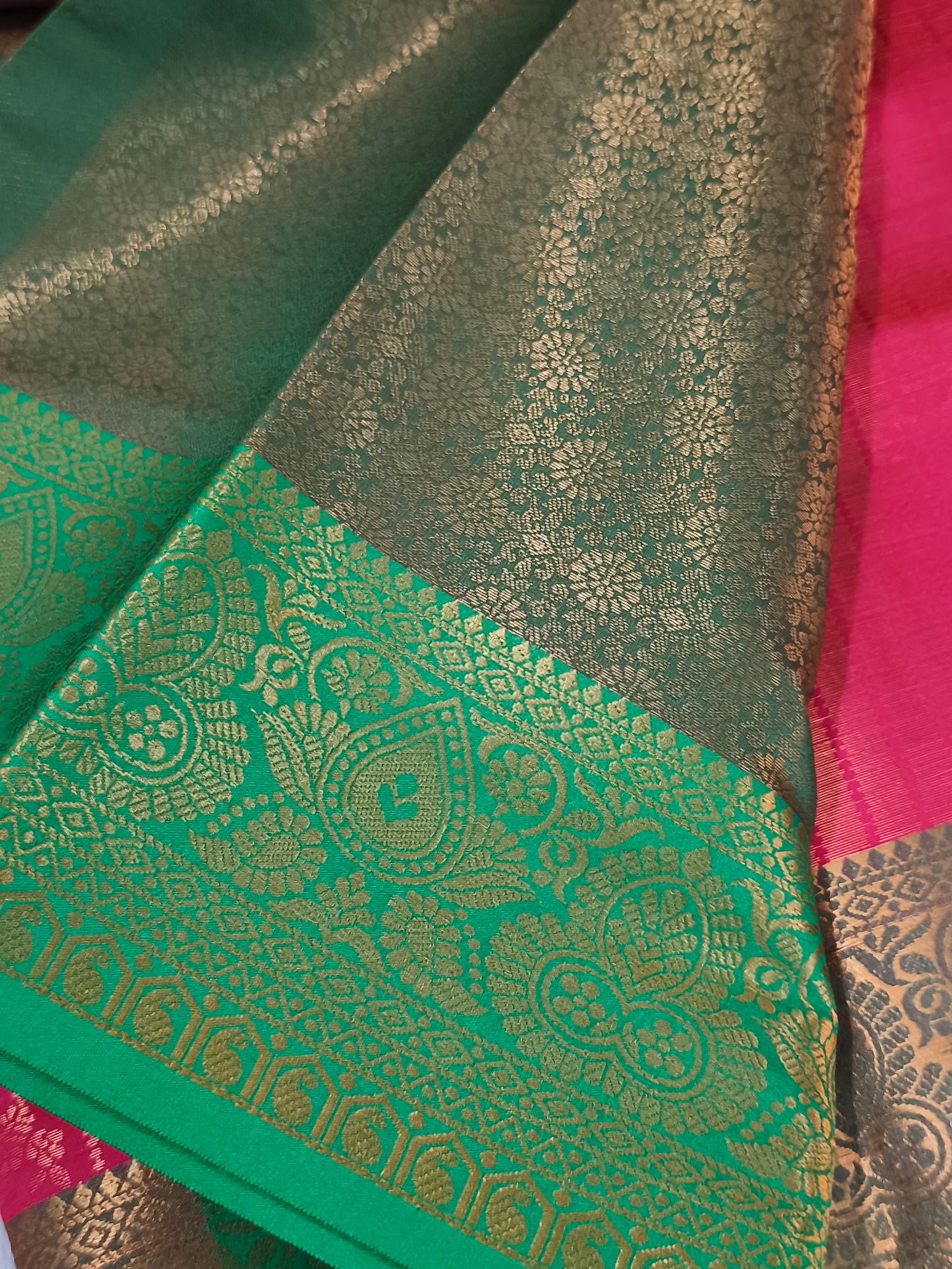 Vairaoosi Soft Silk Saree (Hot Pink)