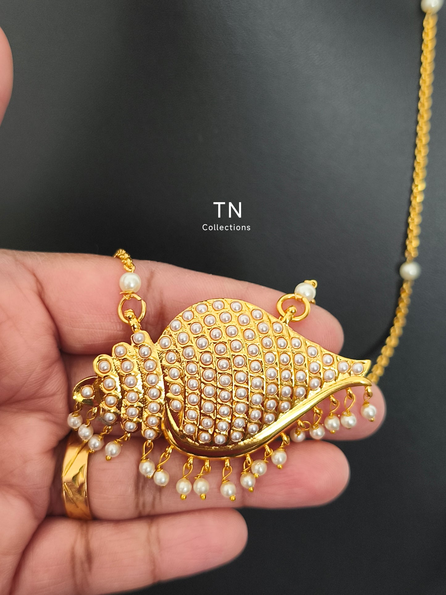 Micro gold plated Sangu pathakkam with single layer pearl chain