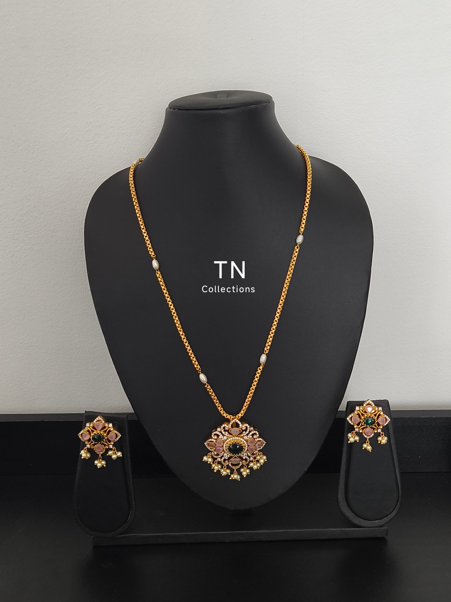 Simple and elegant Pendant Set with Pearl chain