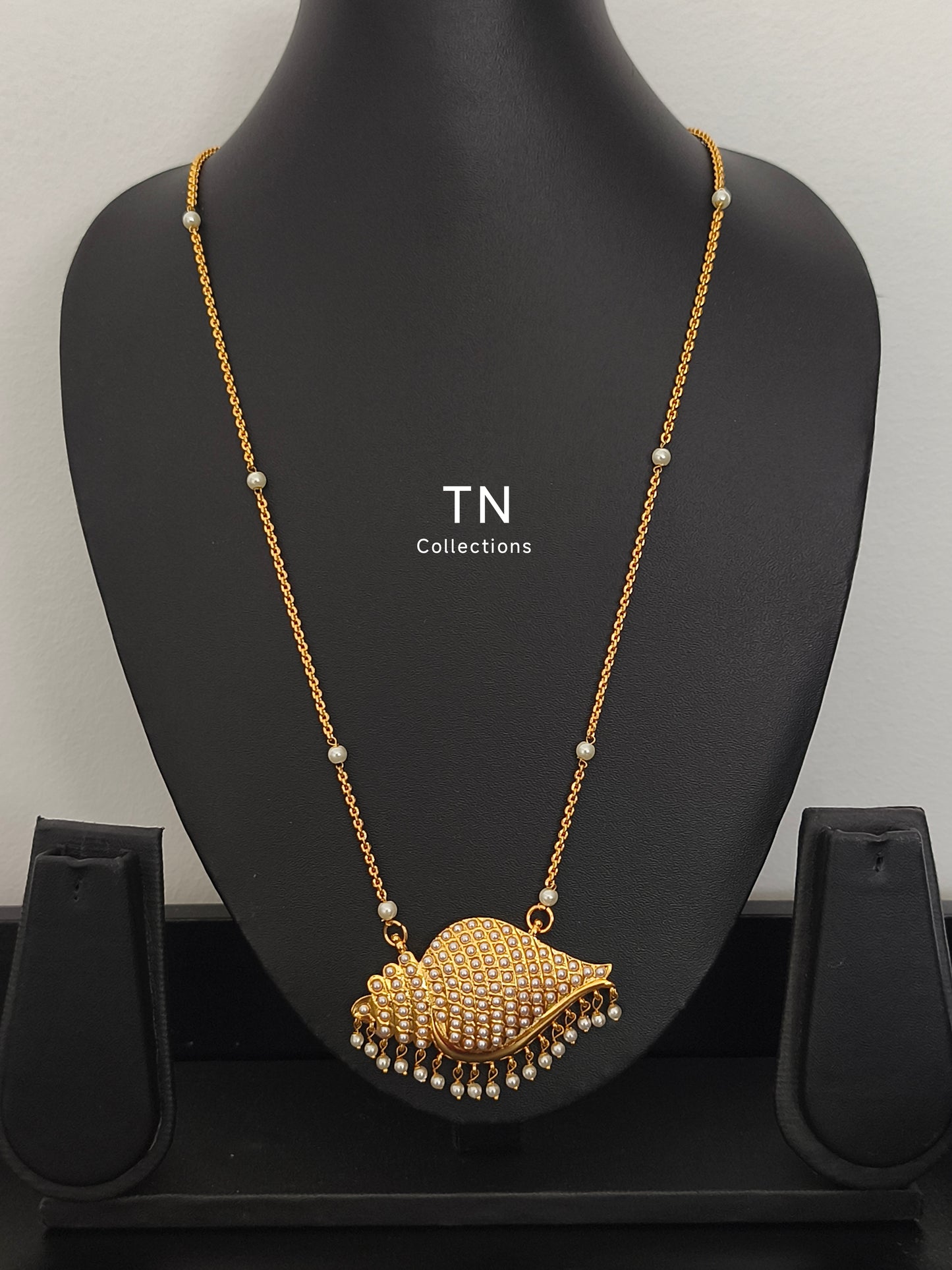 Micro gold plated Sangu pathakkam with single layer pearl chain