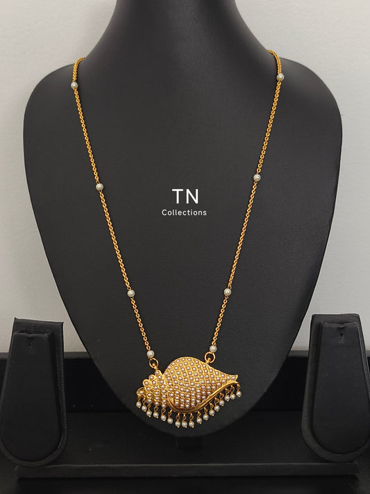Micro gold plated Sangu pathakkam with single layer pearl chain