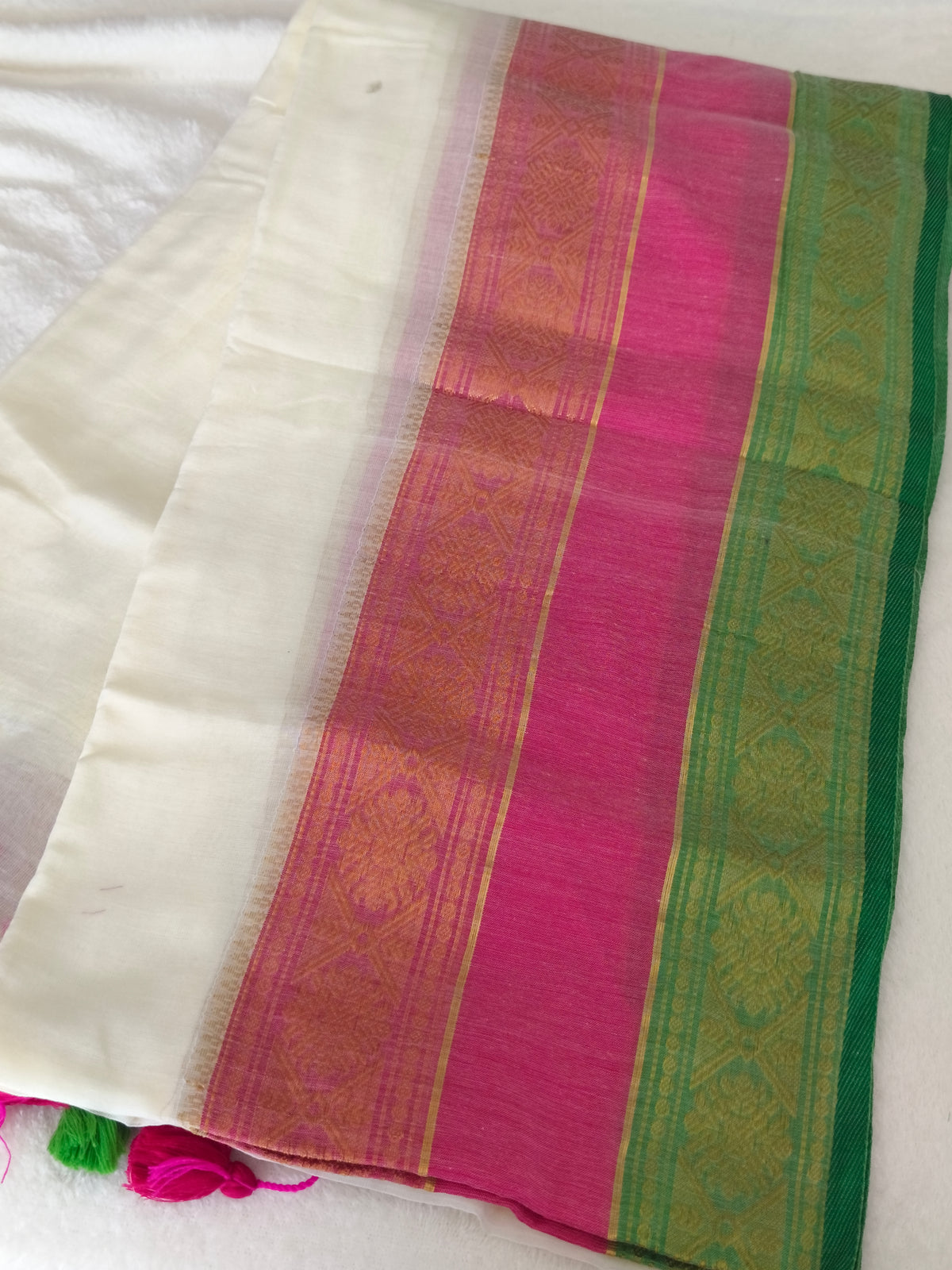 Trendy Mulmul cotton saree with Kanchi Border (White)